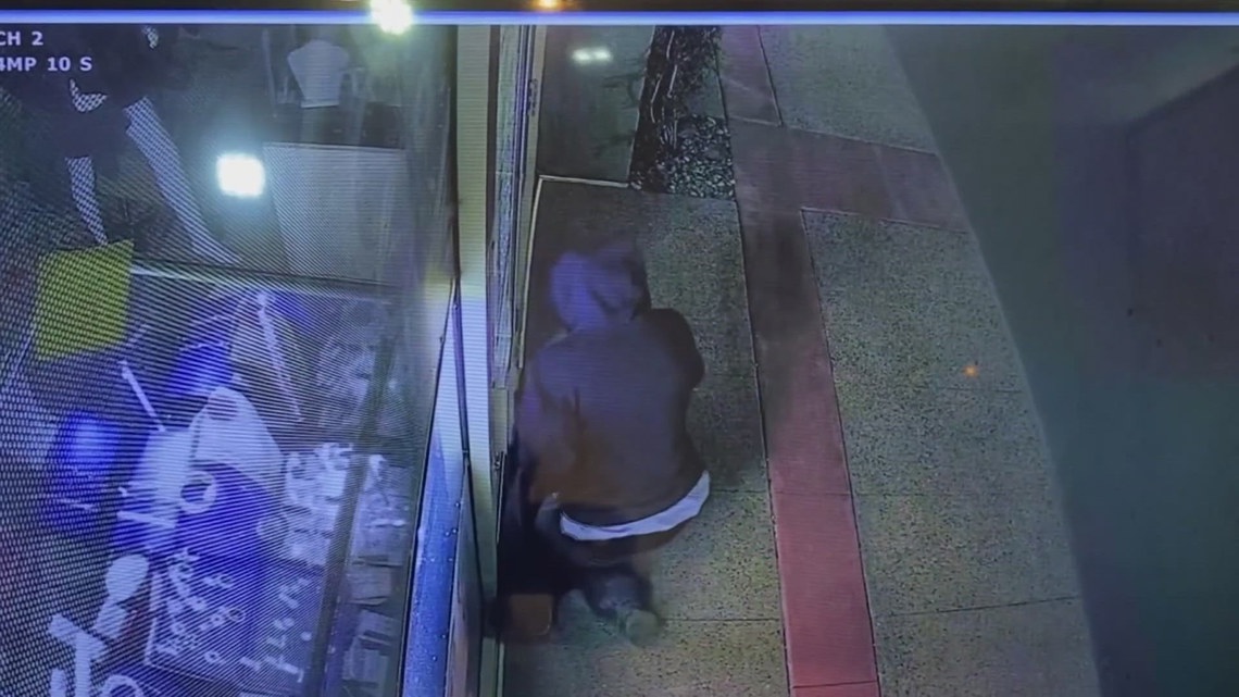 Police searching for suspect caught on camera breaking into, stealing from jewelry store [Video]