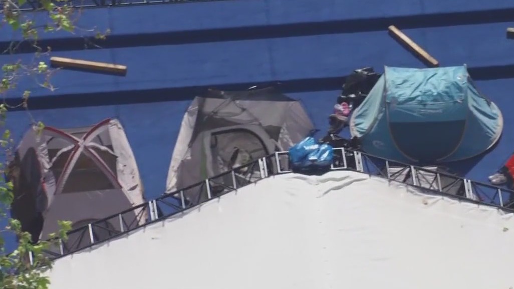 Tents on Pomona College graduation stage [Video]