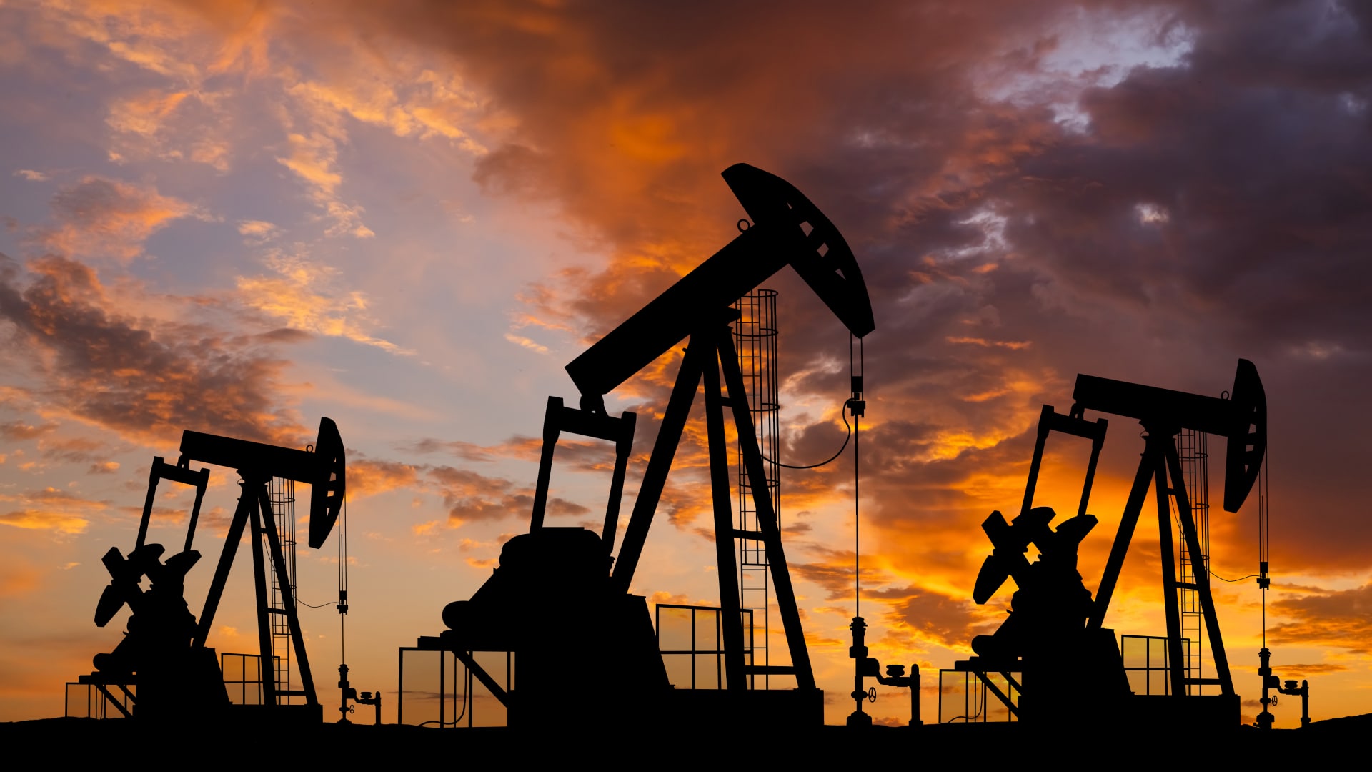 Oil prices edge lower on rising U.S. stockpiles [Video]