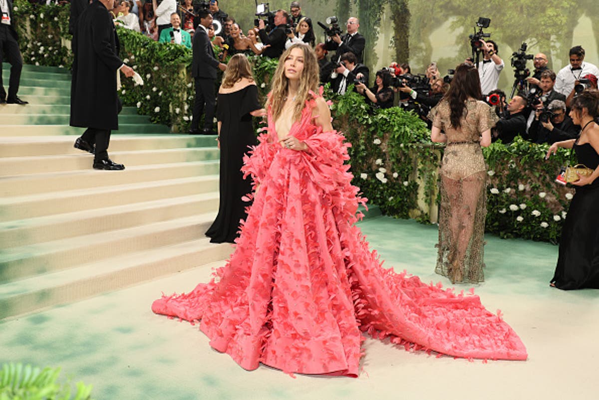 Jessica Biel prepared for the Met Gala by bathing in 20 pounds of Epsom salt [Video]