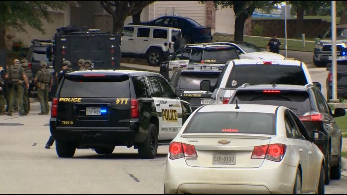 Two in custody after armored truck robbery, SAPD says; one man still on the run [Video]