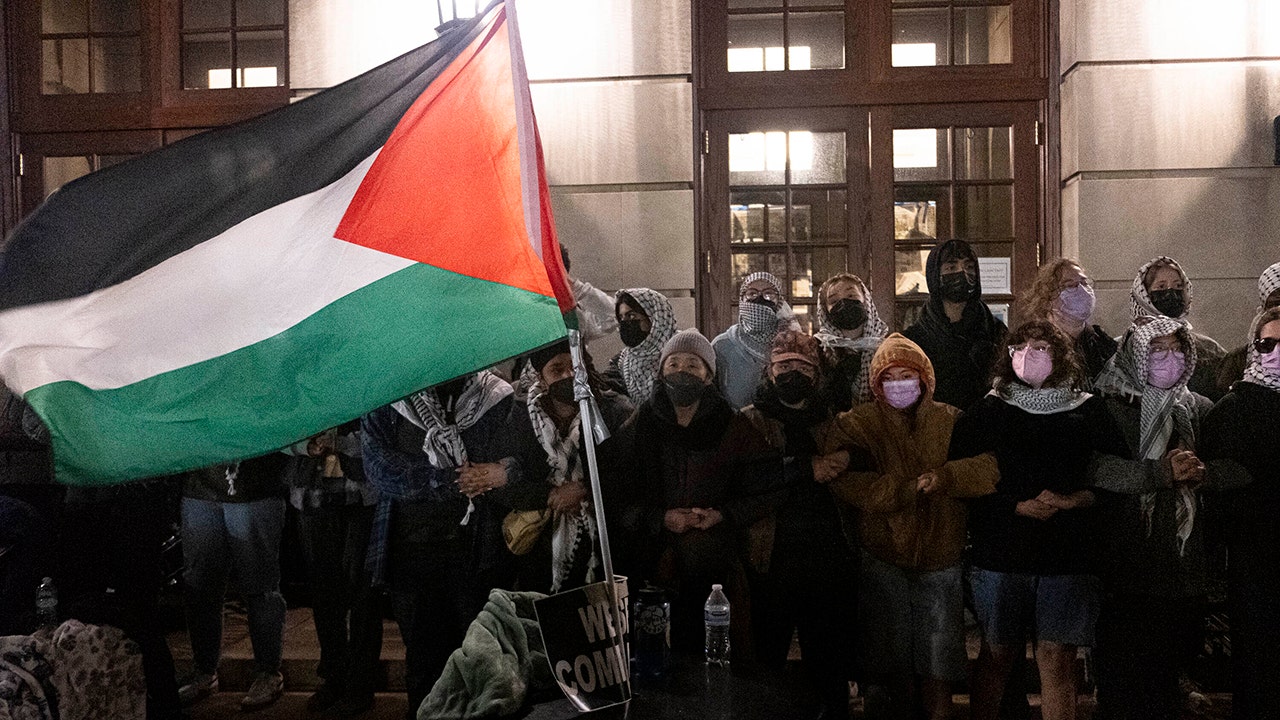 New poll reveals how many Dems agree with demands of anti-Israel campus protesters [Video]