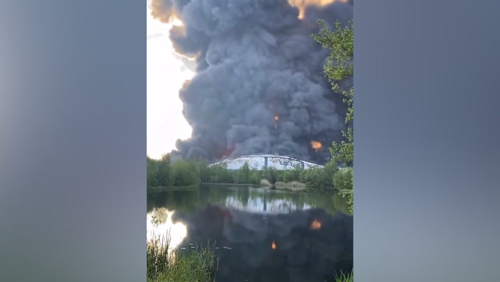Huge fire rages at Cannock industrial estate with smoke seen for miles | News [Video]