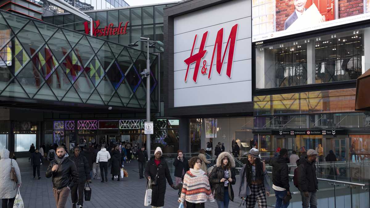 Nervous retailers slashing prices amid shopping slowdown [Video]