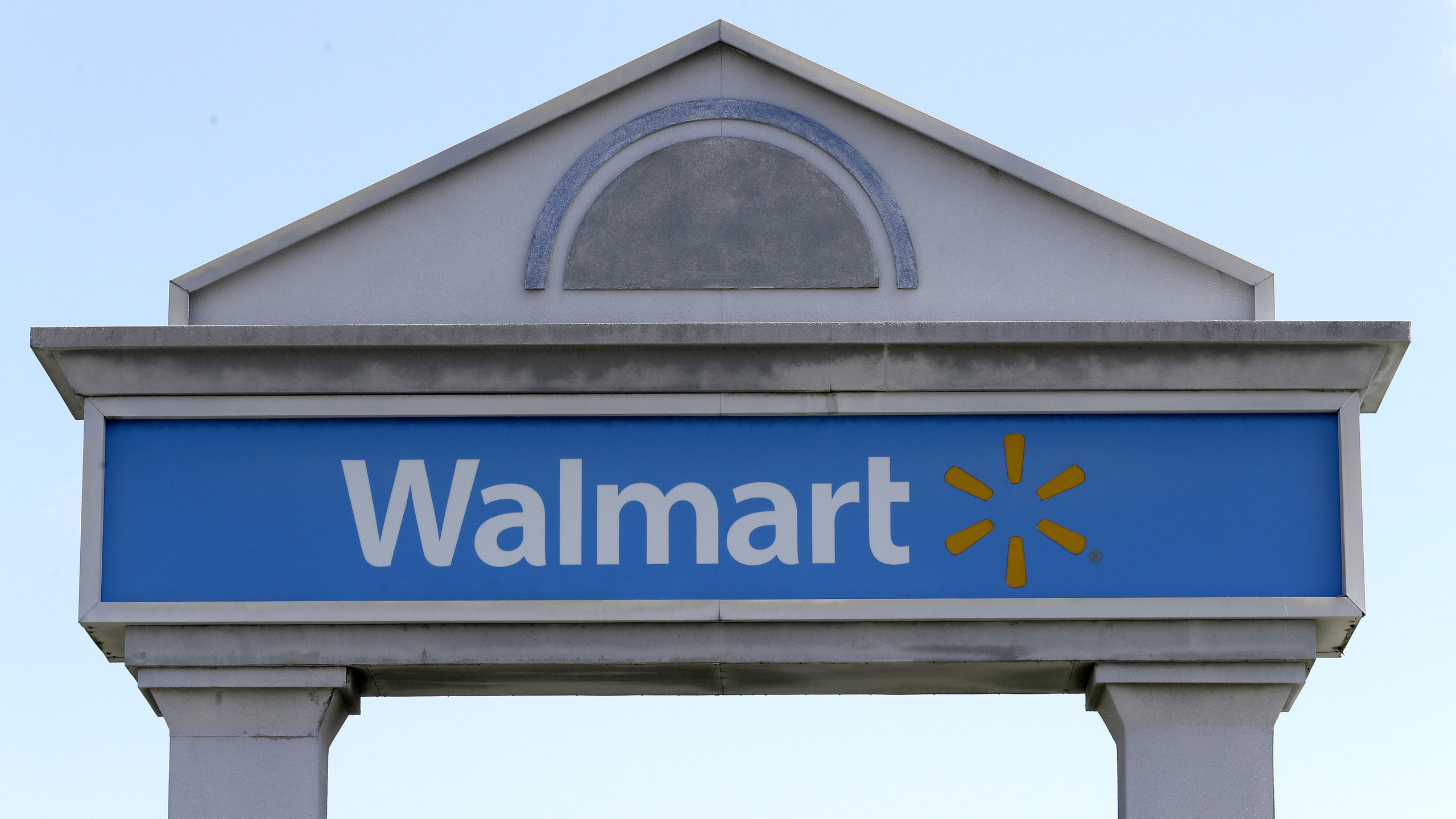 Walmart hiring employees without college degrees for high-paying jobs [Video]