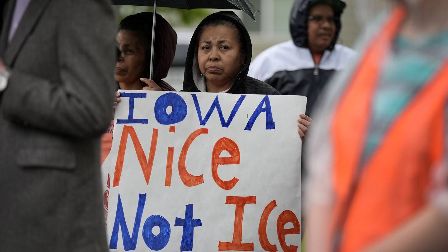 Iowa law lets police arrest migrants. The federal government and civil rights groups are suing  WFTV [Video]