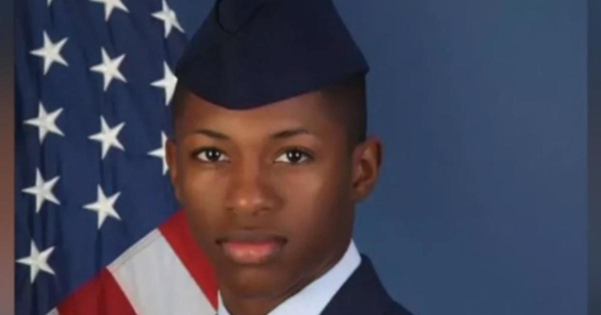 Florida police storm wrong apartment, kill U.S. airman, attorney says [Video]