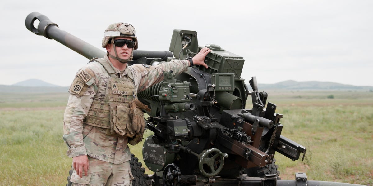 What Items an Army Artillery Soldier Brings to Battle [Video]