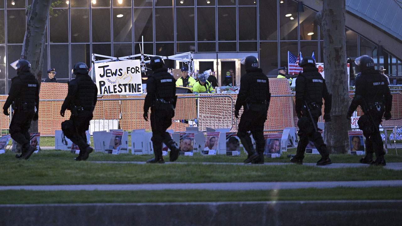 Police clearing anti-Israel encampments at MIT, UPenn as protests continue around US [Video]