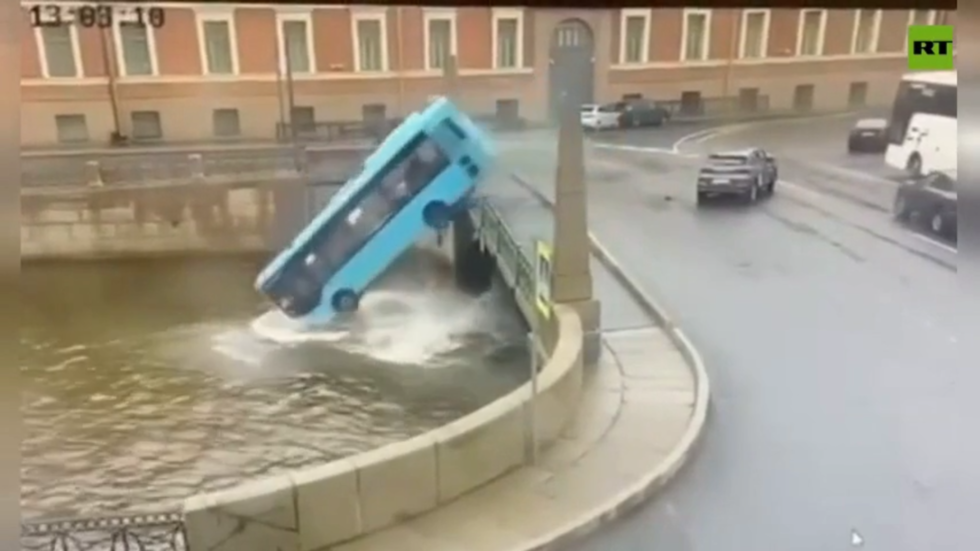 Bus plummets into river in St Petersburg leaving several dead (VIDEOS)  RT Russia & Former Soviet Union