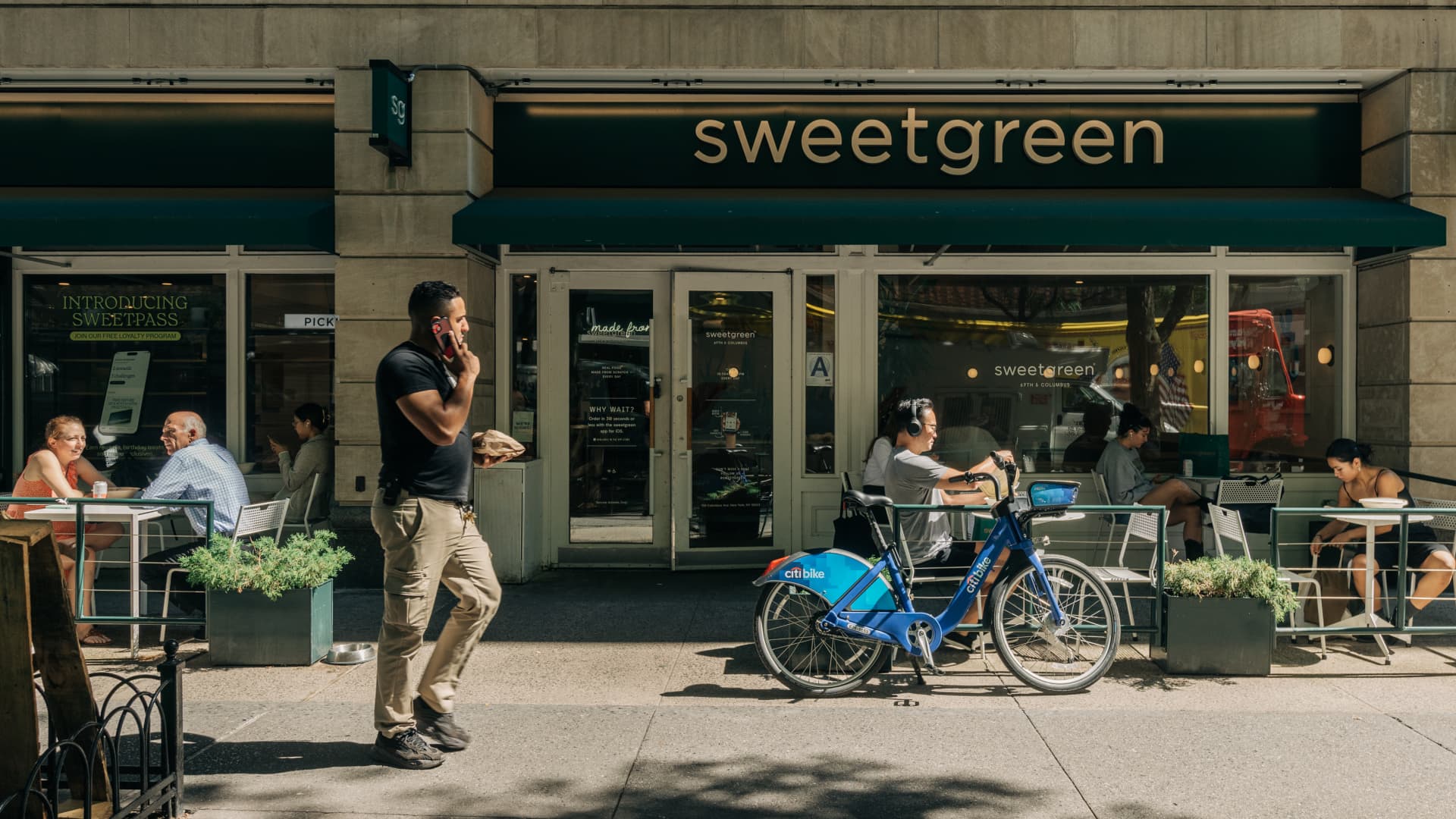 Sweetgreen shares soar 34% after company beats revenue expectations [Video]