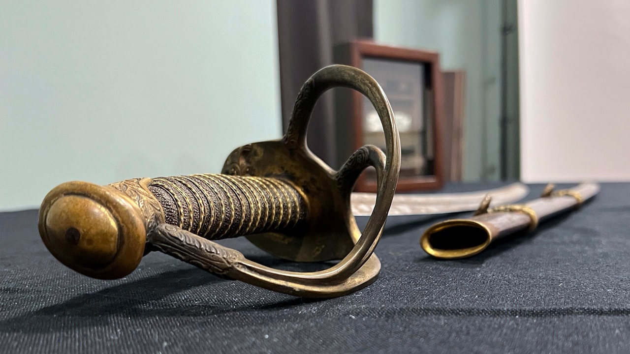 Civil War General Sherman’s sword among relics headed to Ohio auction next week [Video]