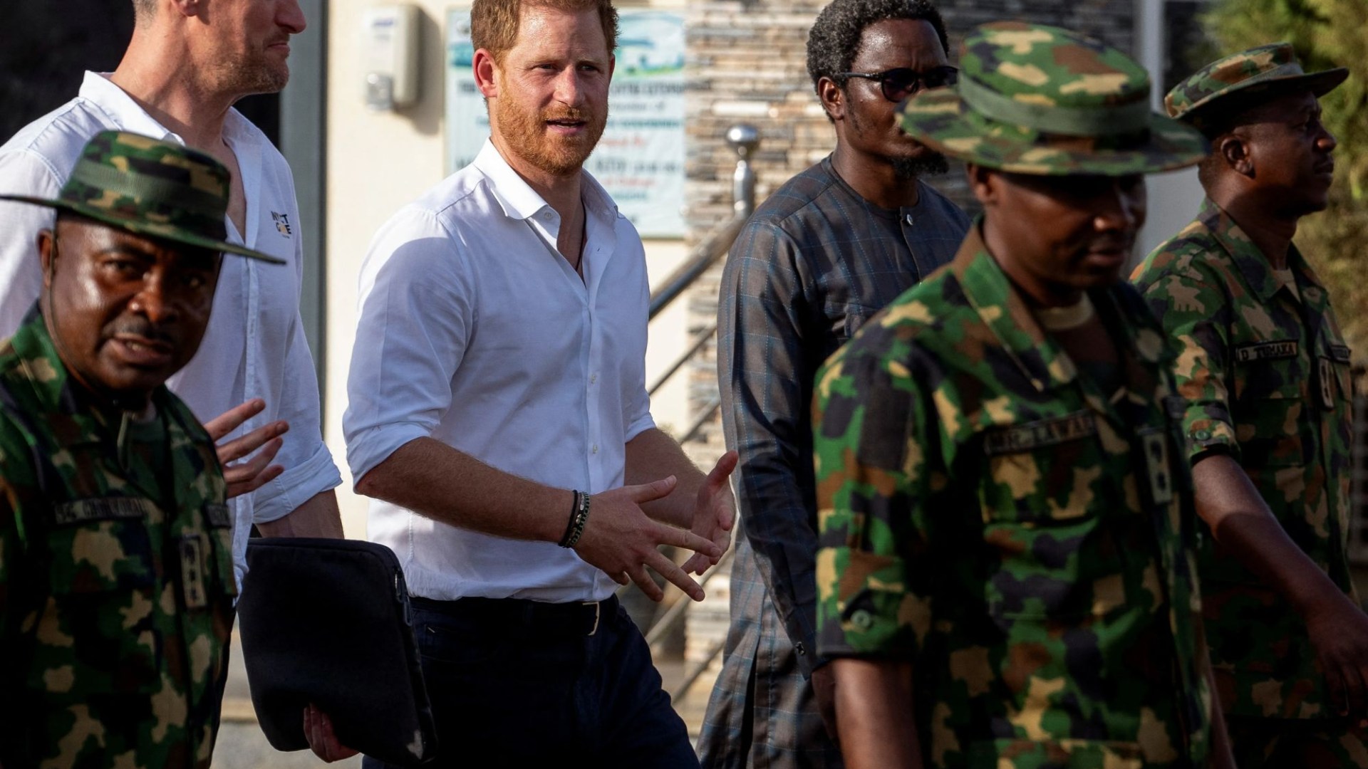 Prince Harry leaves Meghan behind to fly to dangerous Nigerian ‘no-go zone’ despite kicking off over UK security fears [Video]