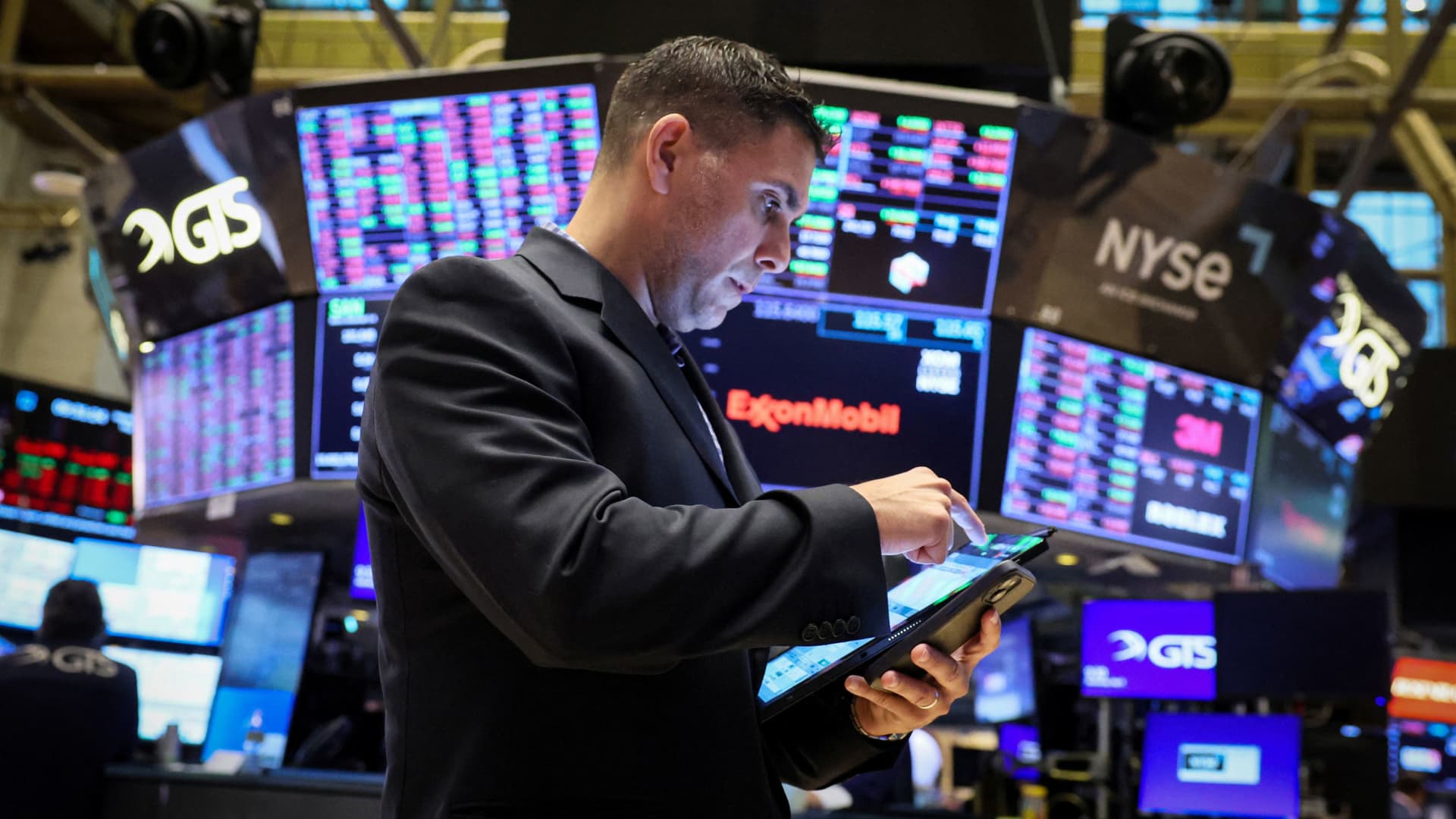 S&P 500 rebounds to less than 1% from a record after orderly three-week pullback [Video]