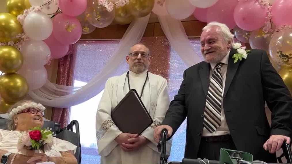 Couple gets married after falling in love at a nursing facility. [Video]
