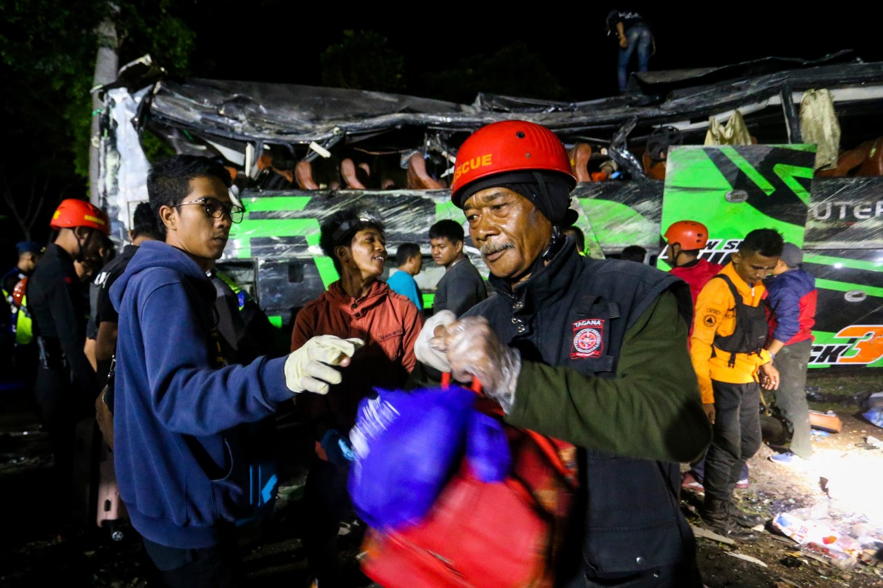At least 11 dead, mostly students, in Indonesia bus crash after brakes apparently failed, police say | KLRT [Video]