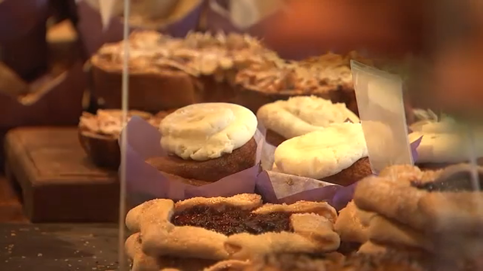 Evanston, Illinois residents line up at Hewn Bakery on Central Street to grab delicious Mother’s Day treats [Video]