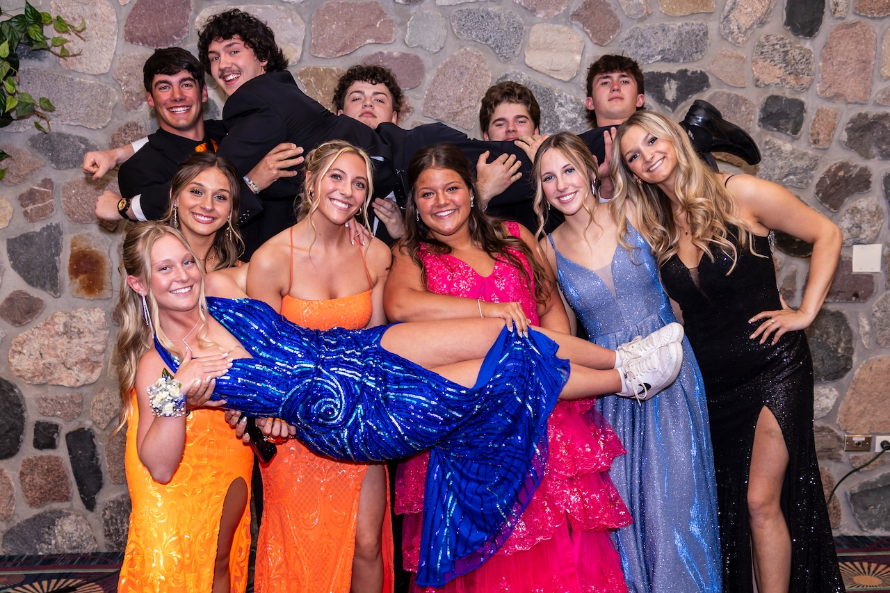 Bay City Western struts into their A Night to Remember themed prom [Video]