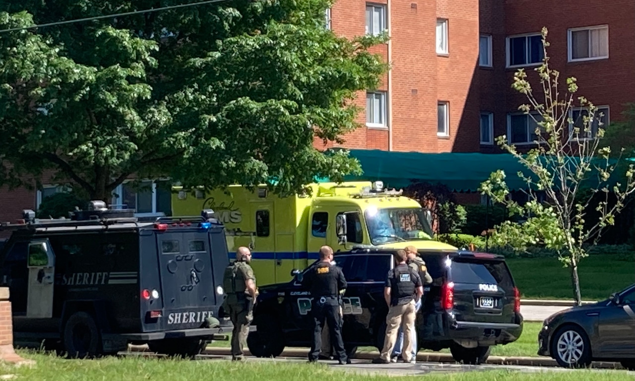 SWAT, police respond to Shaker Heights apartment complex, shots fired (photos) [Video]