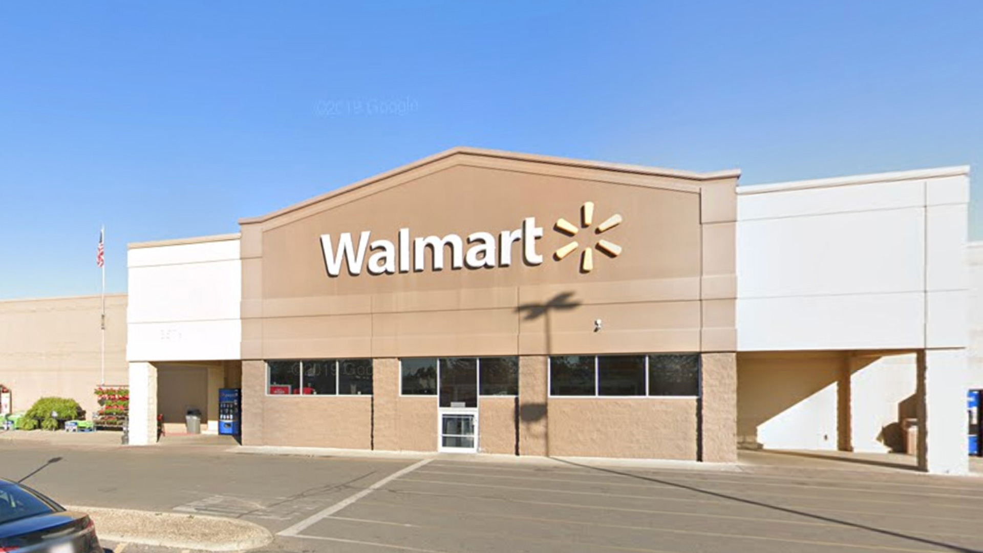 Walmart store forced to close after ‘failing to meet financial expectations’ auctions off everything – even the shelves [Video]