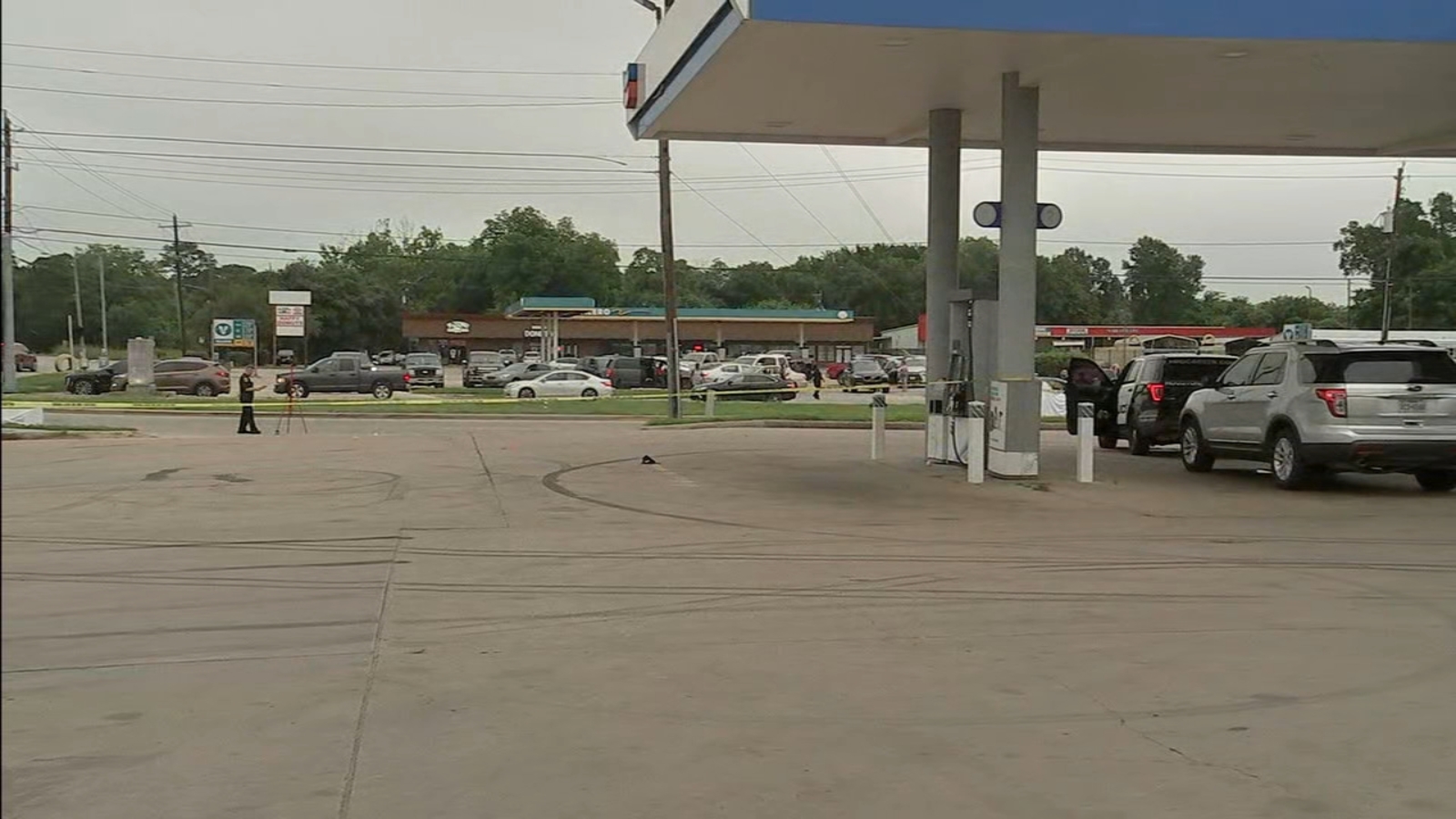 Almeda Genoa crime: Man dies after being pinned underneath car following crash in SE Houston gas station parking lot, HPD says [Video]
