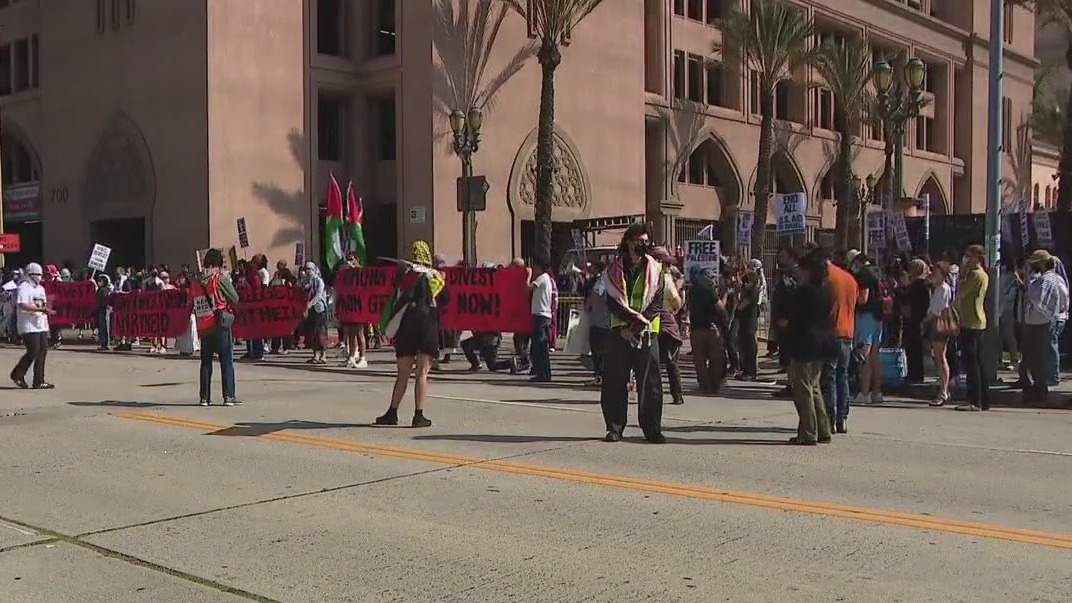 Protesters rally outside Pomona College graduation [Video]