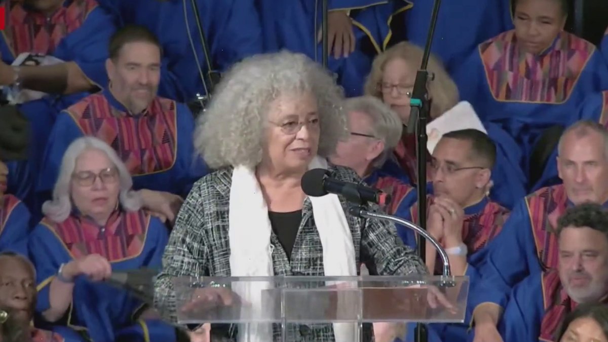 Professor Angela Davis speaks at Rev. Cecil Williams memorial service  NBC Bay Area [Video]