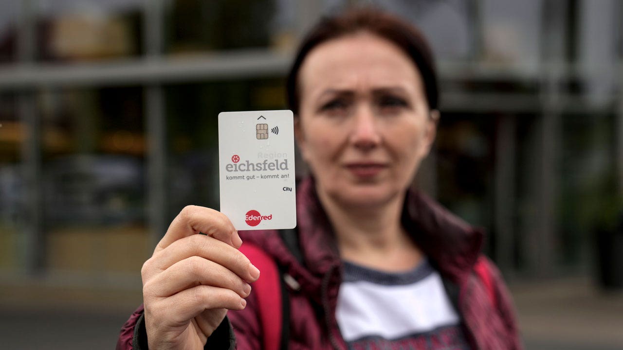 Germany introduces payment cards for asylum seekers to prevent transferring money outside country [Video]