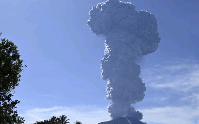 Indonesias Mount Ibu Erupts – KFOR FM 101.5 1240 AM [Video]