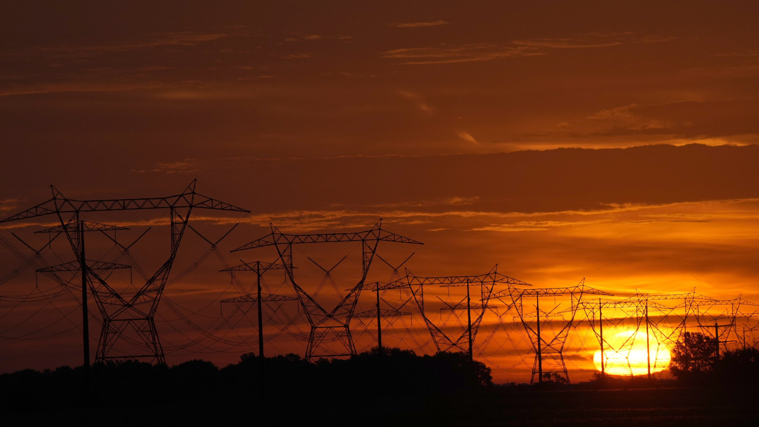 Energy regulators overhaul transmission rules in bid to accelerate clean power [Video]