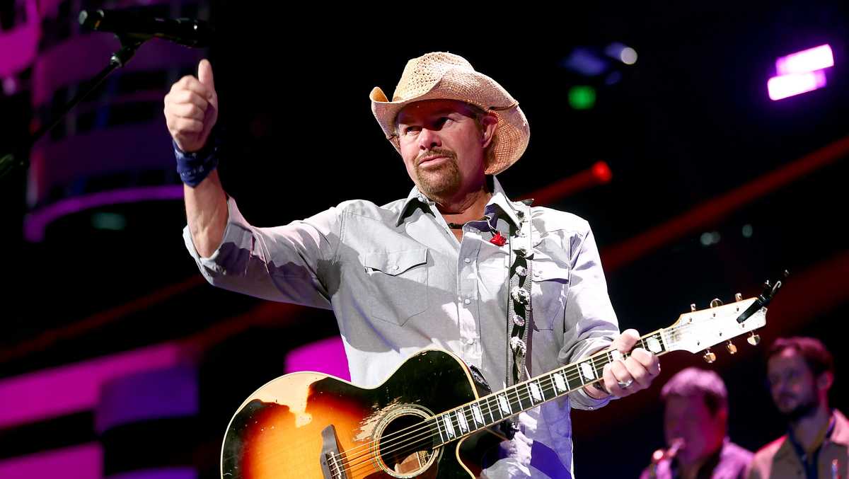 Toby Keith’s daughter accepts his posthumous honorary degree [Video]