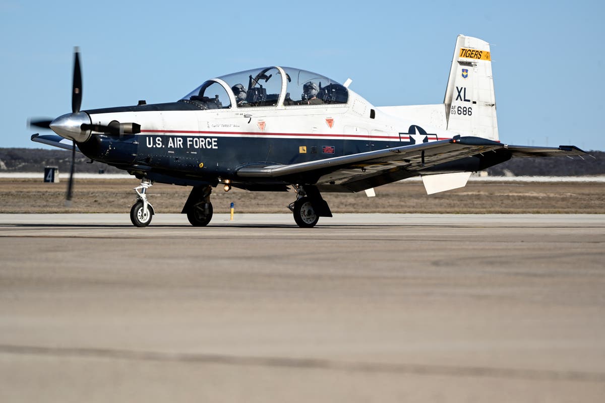 Air Force pilot in Texas dies from ejection seat accident in grounded plane [Video]