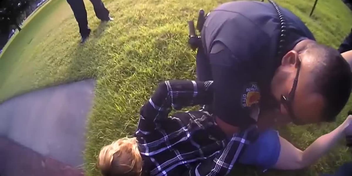 Mother accuses officers of pushing her face into ants on ground after arrest [Video]