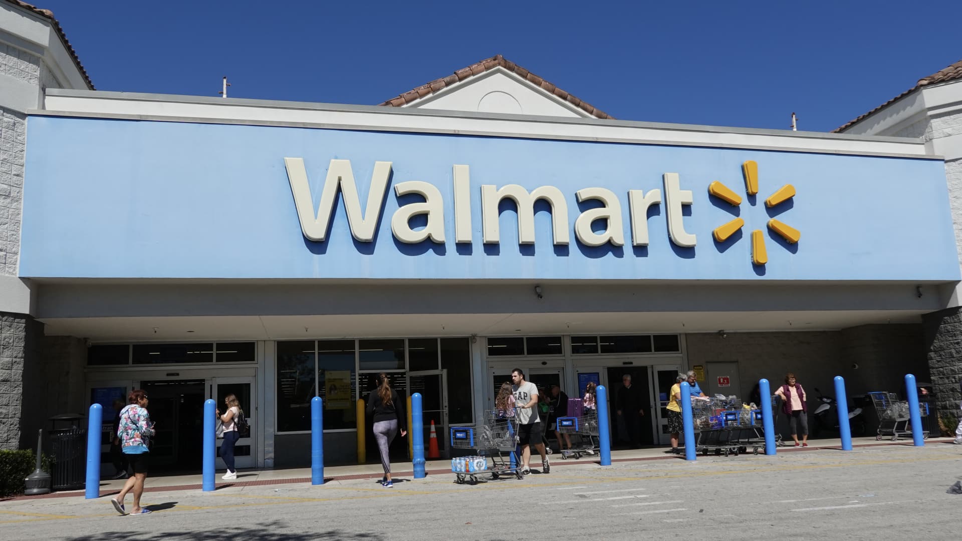 Walmart to lay off, relocate hundreds of corporate workers [Video]