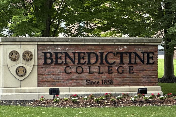 Why the speech by Kansas City Chiefs kicker was embraced at Benedictine College’s commencement [Video]
