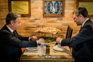 Blinken shares pizza with Ukrainian counterpart in Kyiv visit [Video]