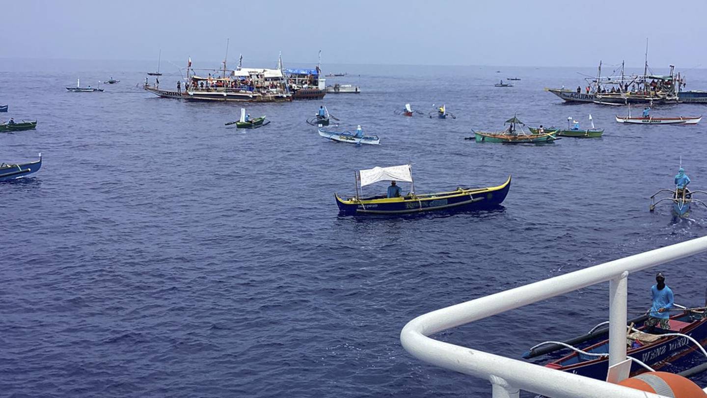 Chinese coast guard shadows Filipino activists sailing toward disputed shoal  WPXI [Video]