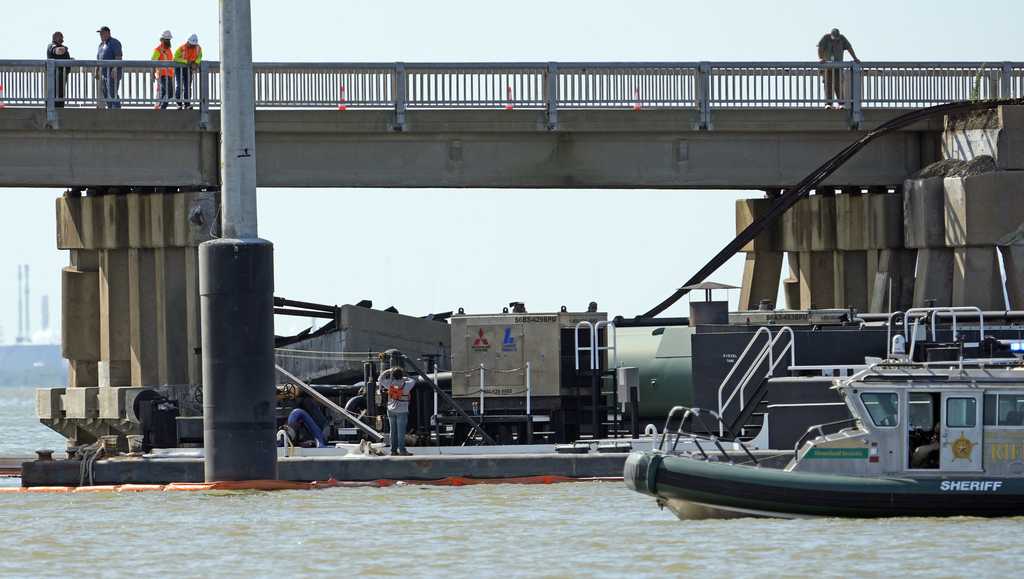 Barge hits bridge in Texas, damaging the structure [Video]
