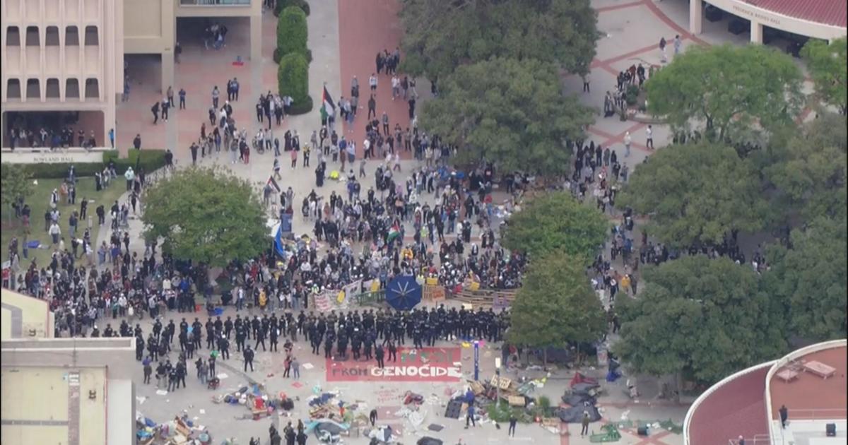 Protesters leave UC Irvine after police clear pro-Palestinian encampment [Video]