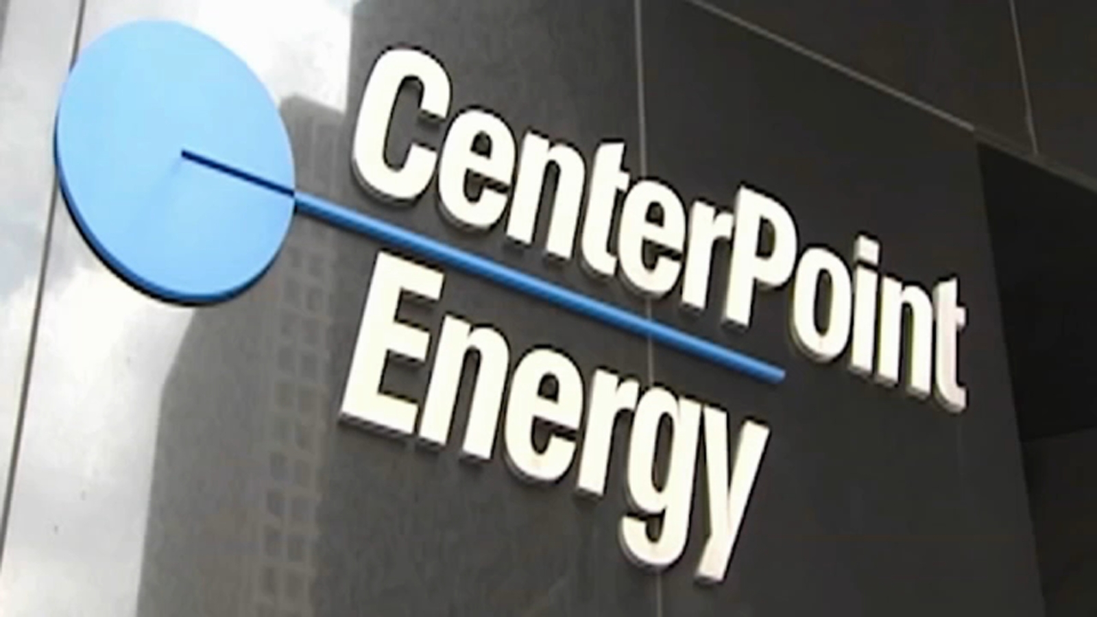 Houston-area power outages: Hundreds of thousands of CenterPoint Energy customers without electricity following damaging storms [Video]