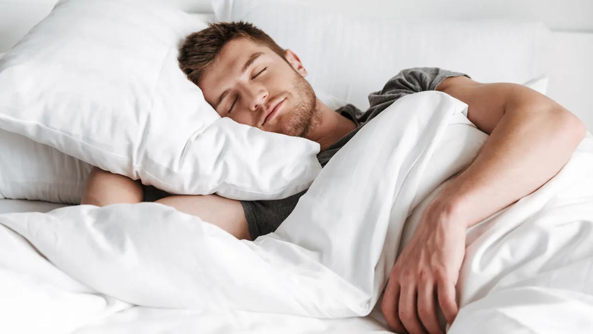 Feeling hungrier than usual? Your sleep schedule could be the culprit, an expert says [Video]