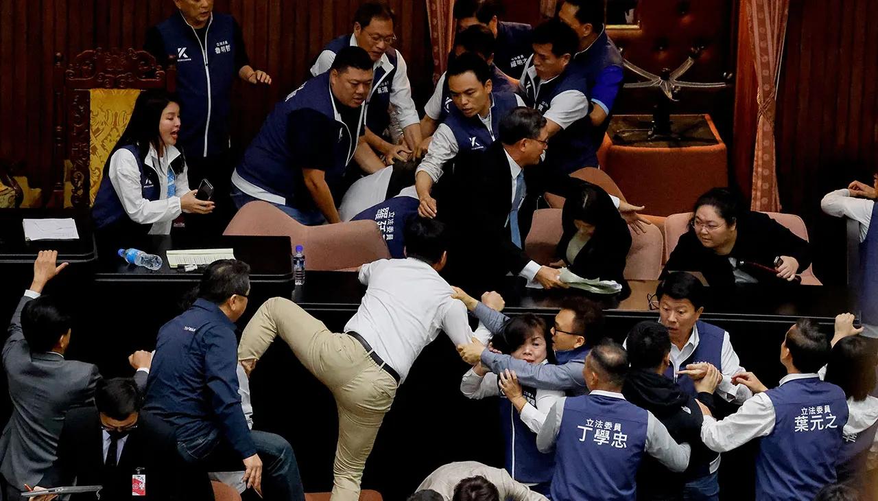 Taiwan lawmakers punch, shove each other over reforms [Video]