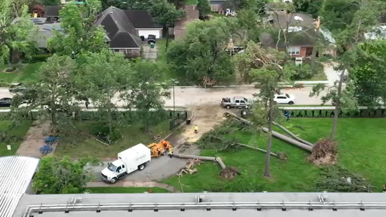 HISD storm damage: 90 Houston schools without power, Sunday decision to determine reopening [Video]