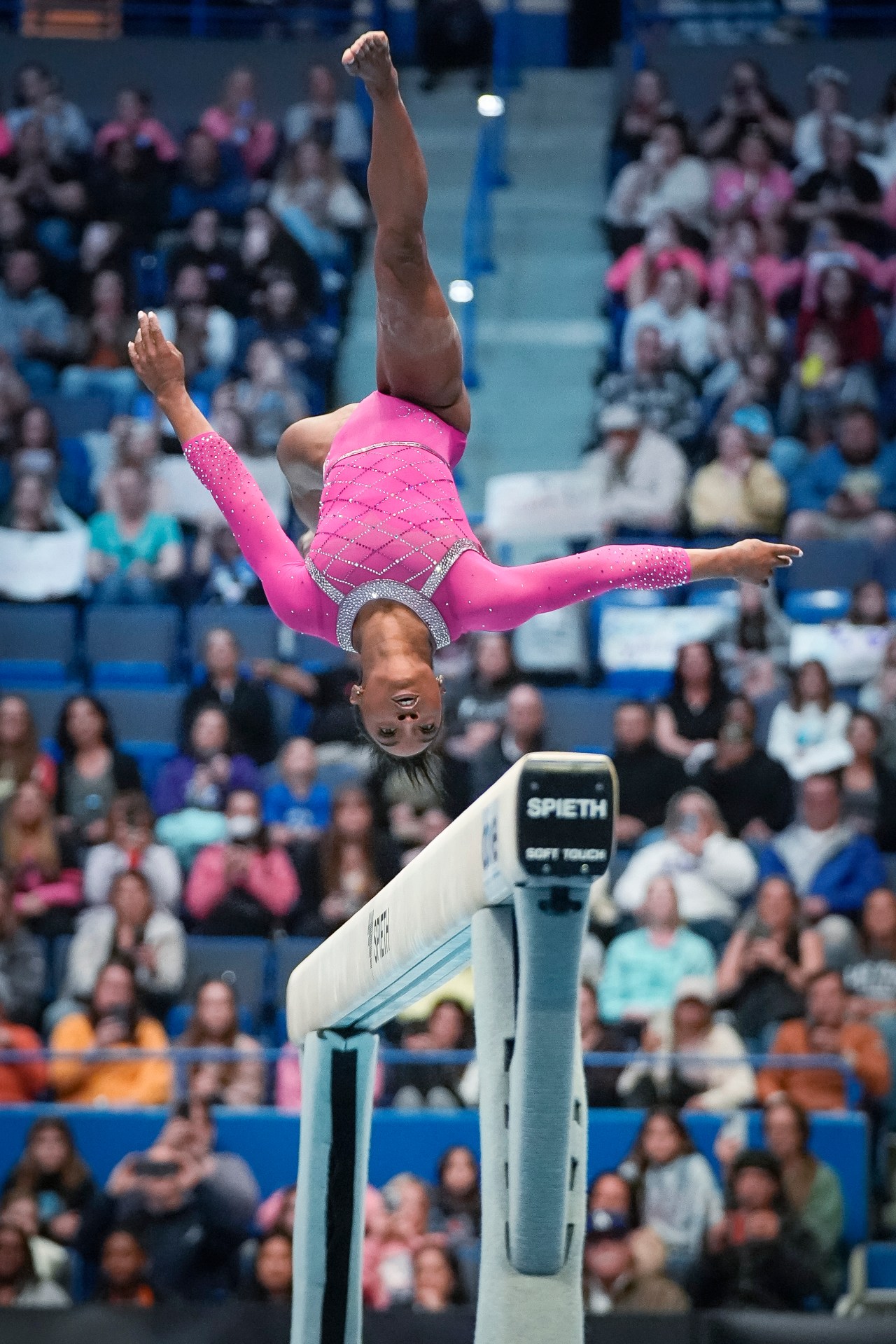 Simone Biles shines in return while Gabby Douglas scratches after a shaky start at the U.S. Classic | KLRT [Video]
