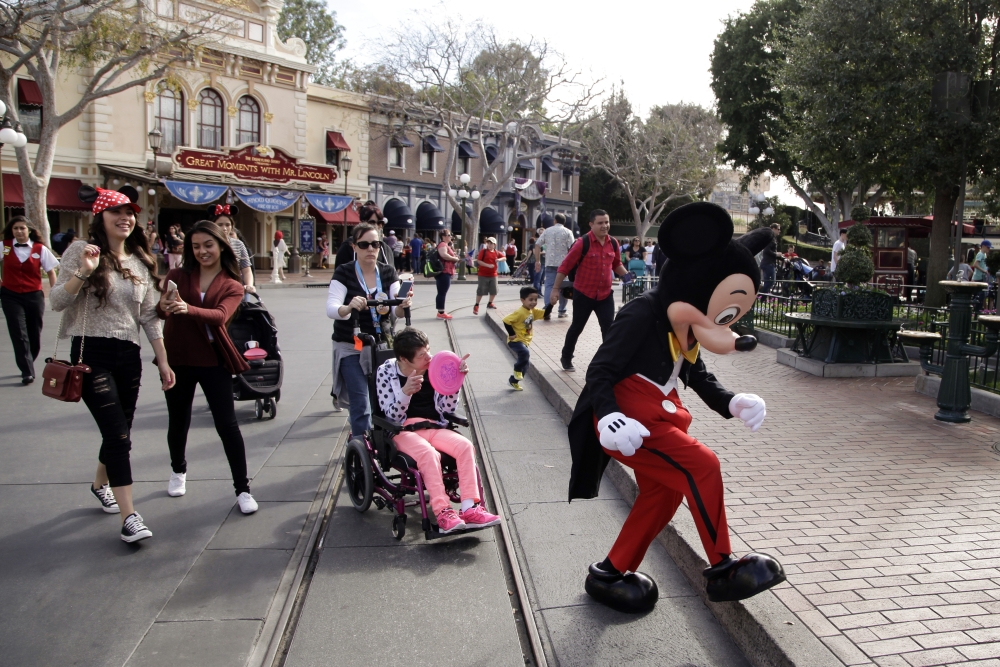 Disneyland character and parade performers in California vote to join labor union [Video]