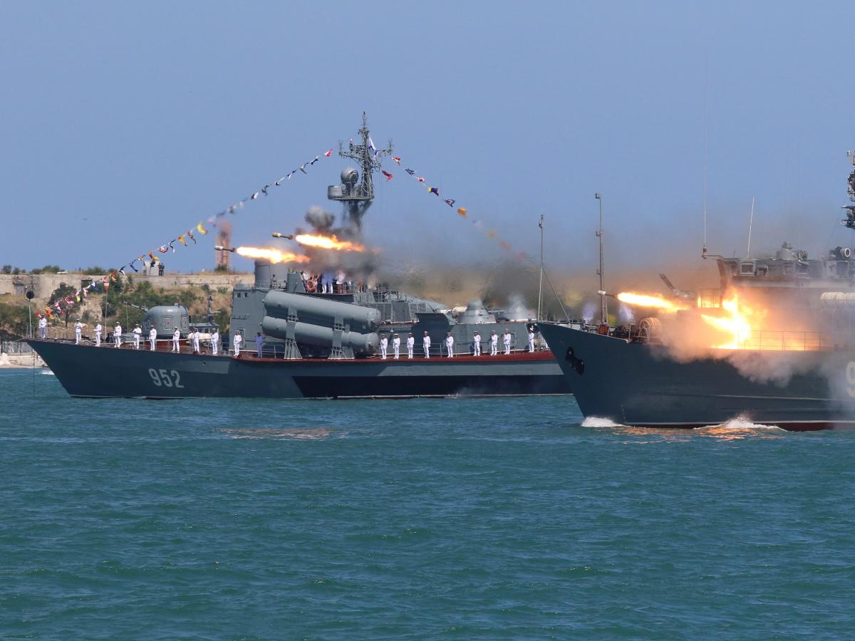 Ukraine said it destroyed a Russian minesweeper. ‘Another bad day for the Black Sea fleet’  ministry. [Video]