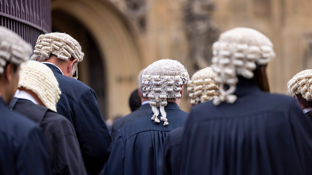 English courts consider nixing mandatory wigs for barristers amid concerns they’re ‘culturally insensitive’ [Video]