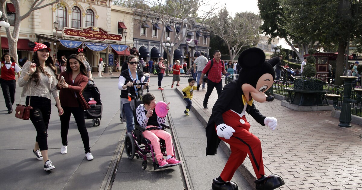 Disneyland performers vote to join labor union after pay raise [Video]
