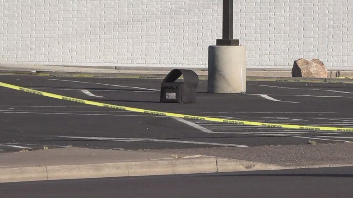 Bomb squad investigating suspicious package in Phoenix [Video]