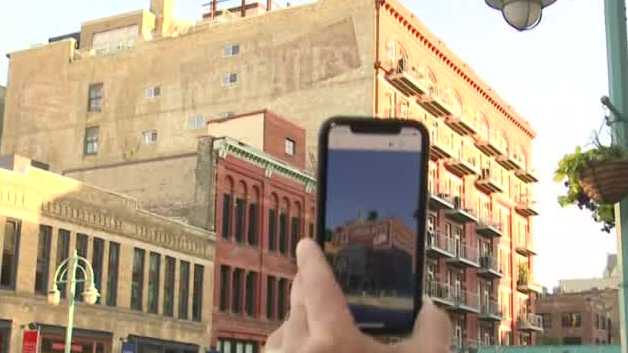 A new walking tour highlights ‘ghost signs’ in Milwaukee [Video]